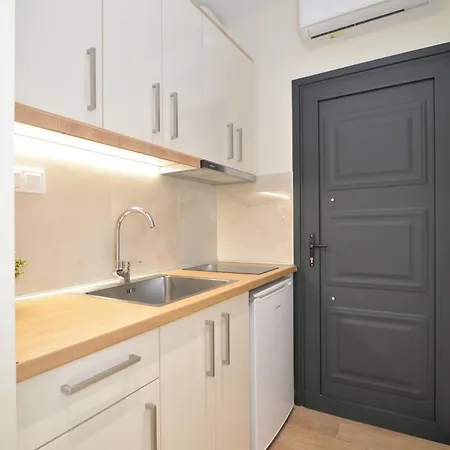 Elia Apartman *